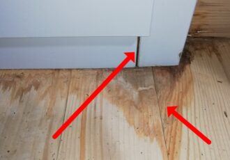 Feuchteschade-Aussentuer-1