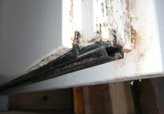 Feuchteschade-Aussentuer-2